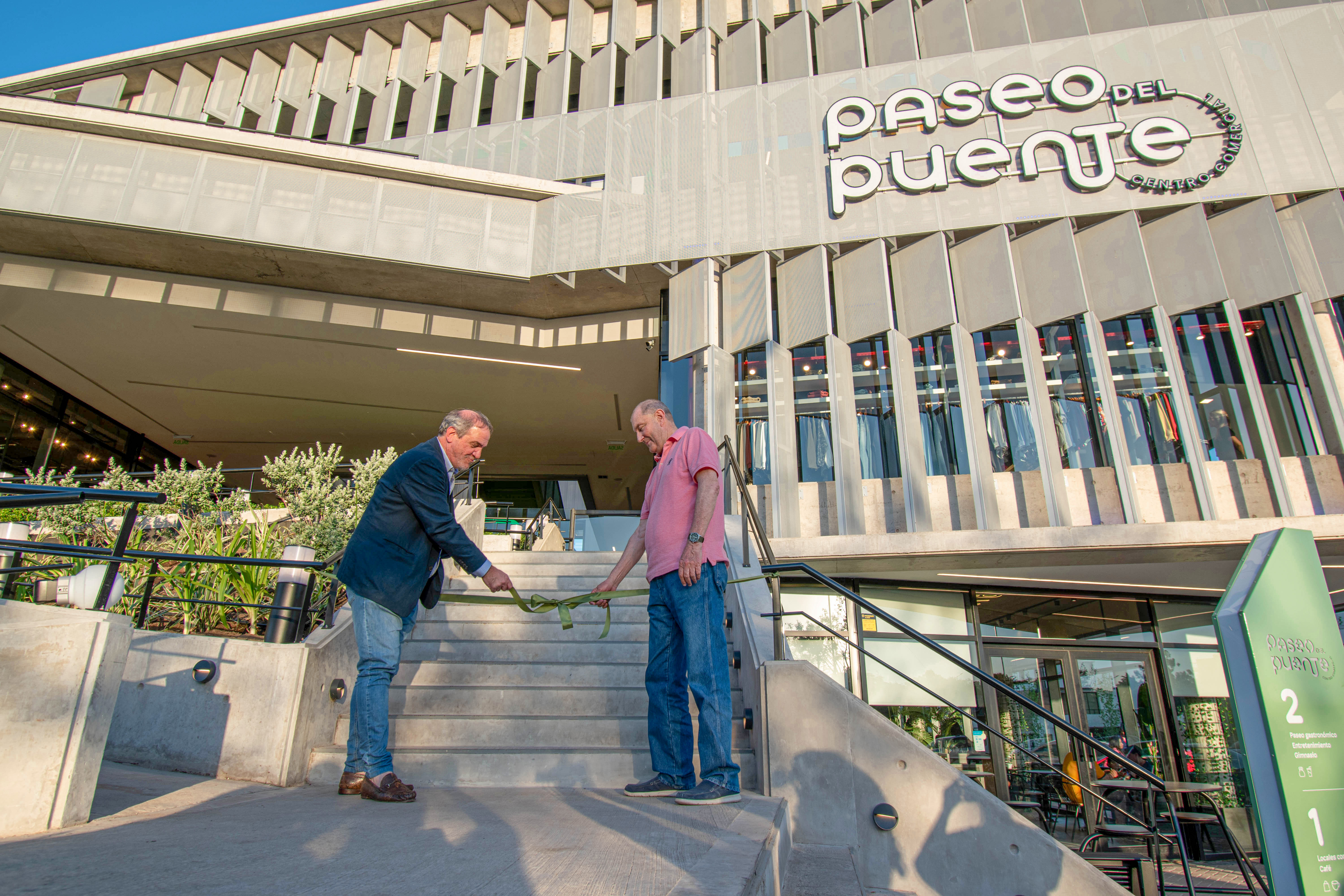 Paseo del Puente: El centro comercial  presentó todos sus espacios comerciales